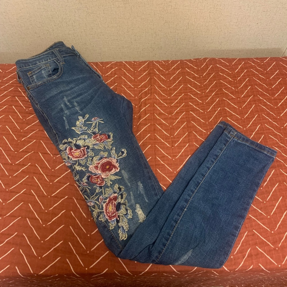 Machine - Skinny Jeans with Embroidered Flowers